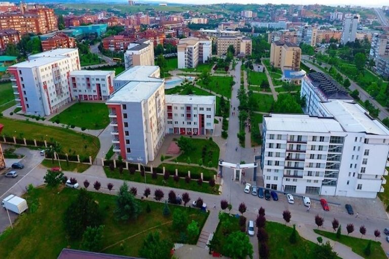 Masat e reja: Hapen konviktet, një student në dhomë