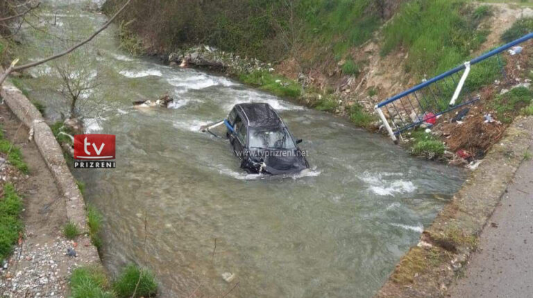 Në Hoqë të Qytetit një veturë bie në lum