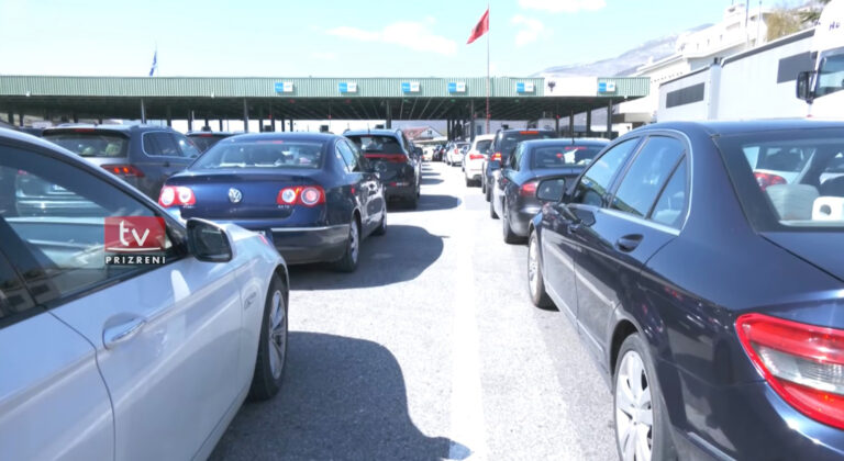 Fluks i madh i veturave, kosovarët po presin deri në 3 orë për të hyrë në Shqipëri