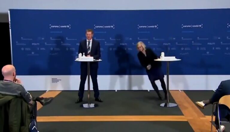 Po shpallte pezullimin e vaksinës, zyrtares daneze i ra të fikët në konferencën për mediat