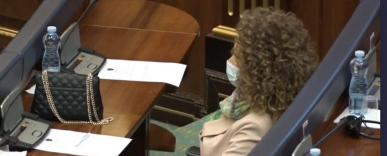 Albena Reshitaj nga AAK, vendos të votojë pro Vjosa Osmanit – presidente