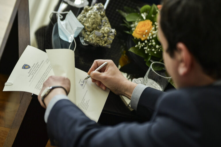 Albin Kurti emëron zëvendësministrat në tetë ministri