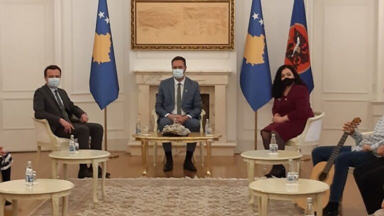 Kurti bëhet bashkë me Osmanin e Konjufcën para nisjes për Bruksel