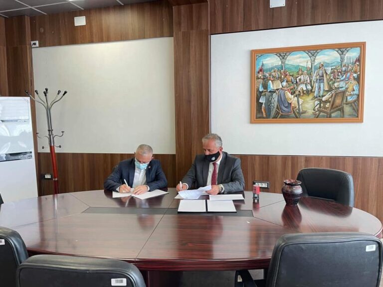 Bali Muharremaj e Halil Kastrati nënshkruajnë marrëveshje për ndërtimin e 15 shtëpive të reja