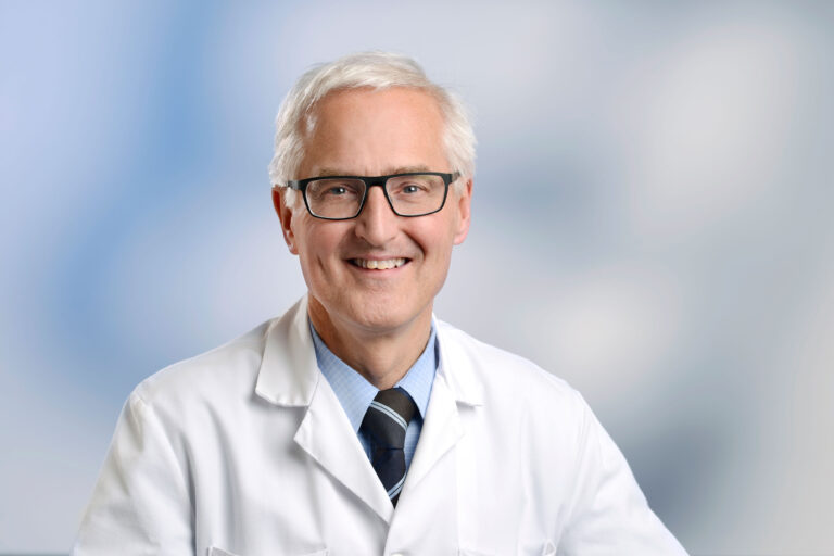 Mjeku zviceran: Përse shqiptarët po hezitojnë të vaksinohen?