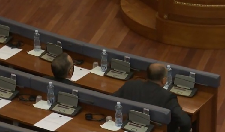 Befason PDK, Enver Hoxhaj dhe Bedri Hamza futen në sallë për presidentin!