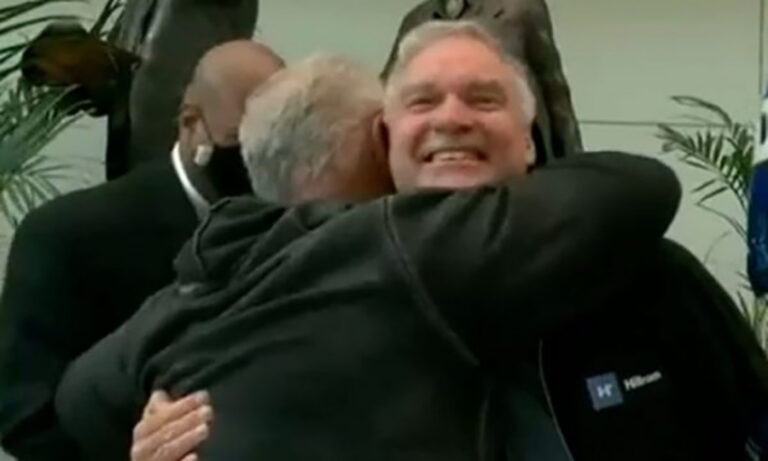 Takimi emocionues i babait me djalin që s’ishin parë 57 vjet