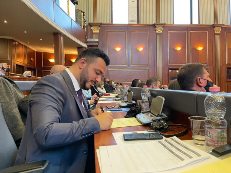 Erxhan Galushi: Fadil Gashi është i dirigjuar nga Lista Serbe, LPRK votoi për presidentin