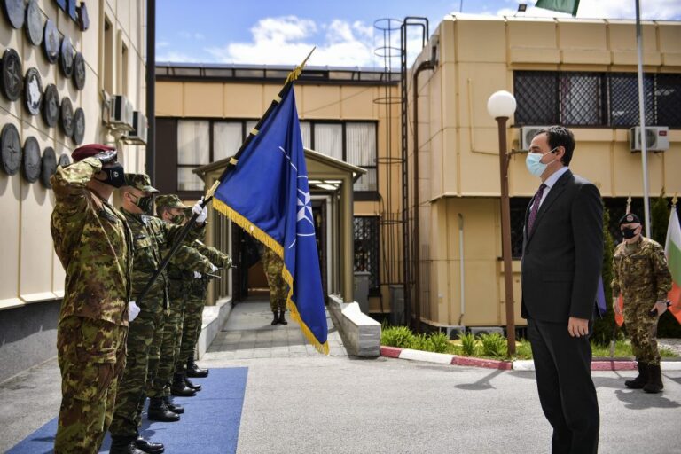 Kryeministri Kurti u prit nga komandanti i KFOR-it