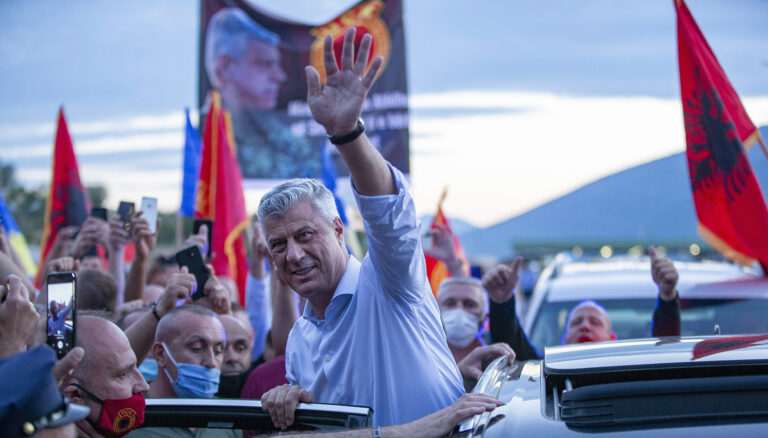 Djali i Thaçit publikon fotografinë e babait të tij nga pritja në pikën kufitare në Vërmicë