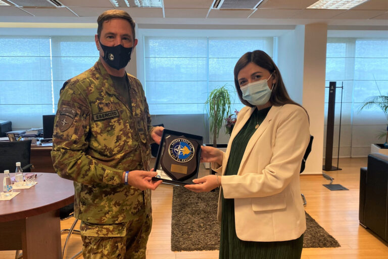 Haxhiu takohet me Komandantin e KFOR-it, flasin për prioritetet në sistemin e drejtësisë