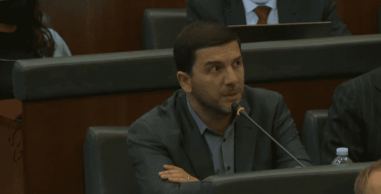 Krasniqi-Vitisë: Ti ministër po duket se je i vetmuar se s’ke kryeministër