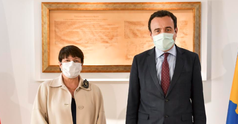 Kurti njofton ambasadoren e Francës në Kosovë për vështirësitë në sigurimin e vaksinave