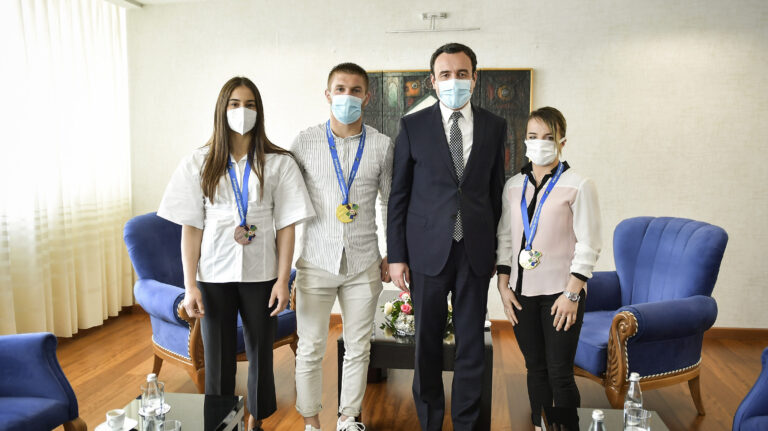 Albin Kurti takohet me të artët e Kosovës në xhudo