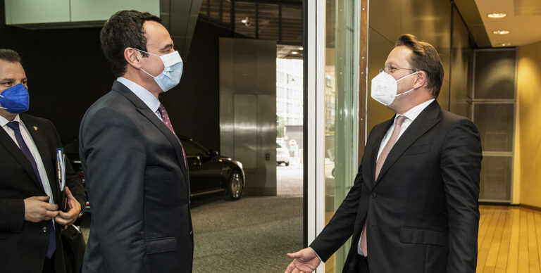 Vizat sërish temë diskutimi – Çka i tha Kurti, Varhelyit në Bruksel?