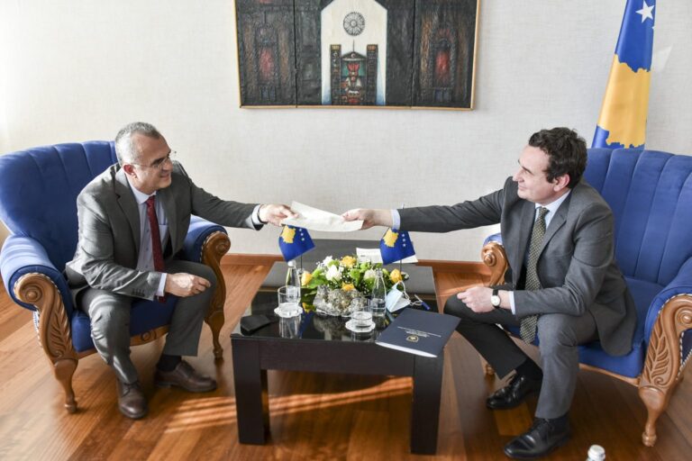 Kurti liron nga detyra zëvendësministrin e Mbrojtjes Enver Dugolli