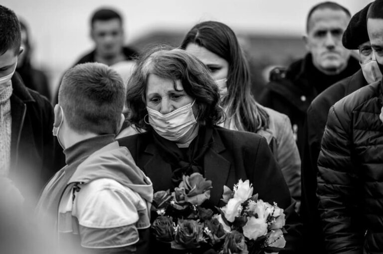 Të mbijetuarit rrëfejnë tmerrin e masakrave: Trupat u djegën dy herë