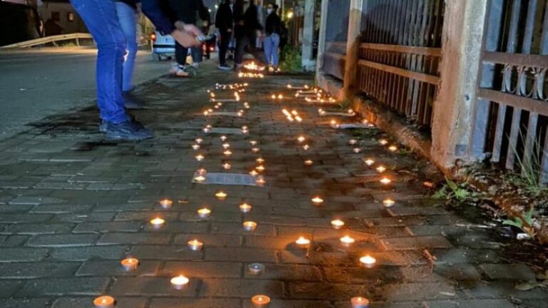 Të rinjtë ndezin qirinj para Ministrisë së Shëndetësisë: Prindërit dhe gjyshërit tanë po vdesin nga mungesa e vaksinave