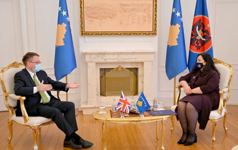 Osmani dhe ambasadori Abbott flasin për emërimet në institucionet publike