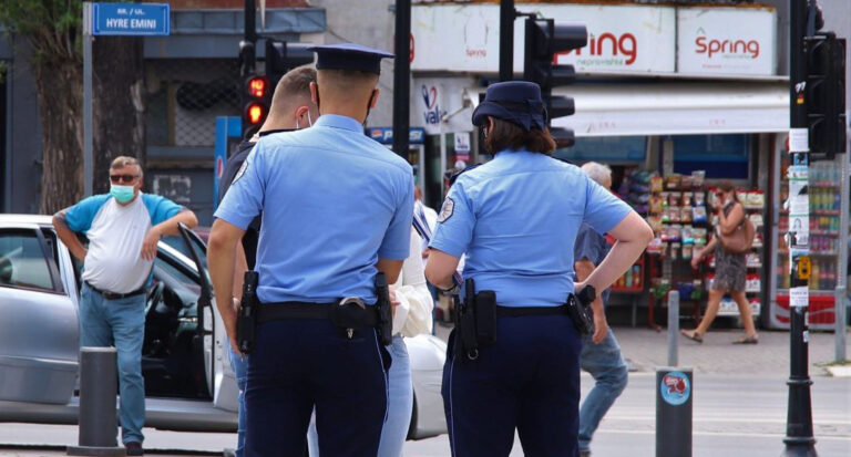 Arrestohet një polic në Prishtinë, keqtrajtoi qytetarin që e ndaloi për thyerje të masave