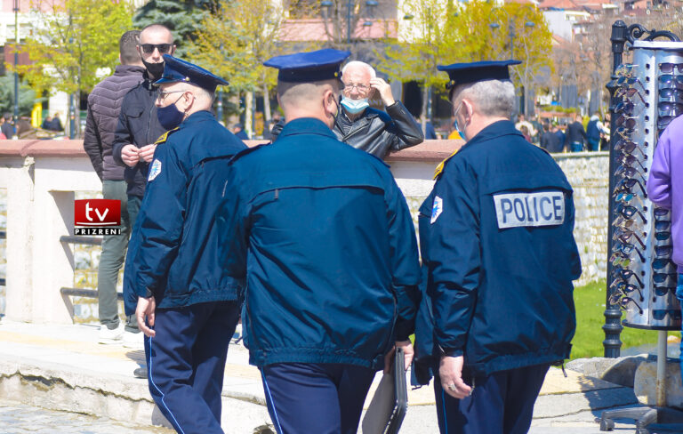 Arrestohen dy prizrenas, një femre ia vodhën nga vetura 4 palë syze në vlerë 1 mijë euro!