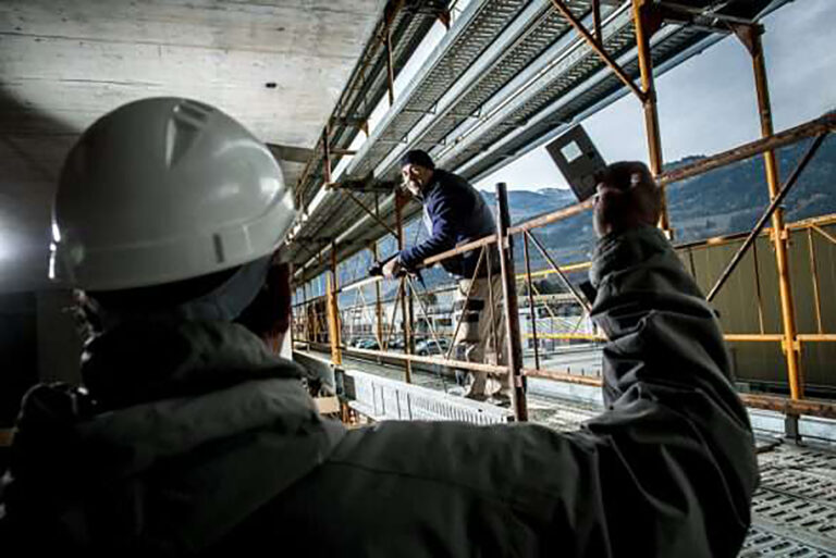 5 punëtorët dhe shefi, të gjithë shqiptarë, kapen duke punuar ilegalisht