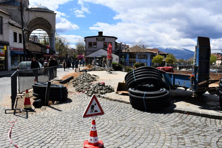 Filloi projekti për rregullimin e rrjetit nëntokësor të kabllove elektrike në Qendrën Historike të Prizrenit