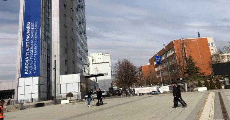 Krasniqi: Qeveria urgjentisht të merret me trajtimin e problemeve ekonomike, të mbrohen bizneset