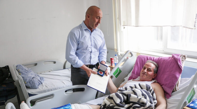 Haradinaj viziton shokun e luftës në spital, i ndan medalje