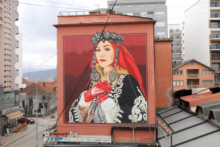 Rita Ora mbetet pa tekst me muralin në Ferizaj