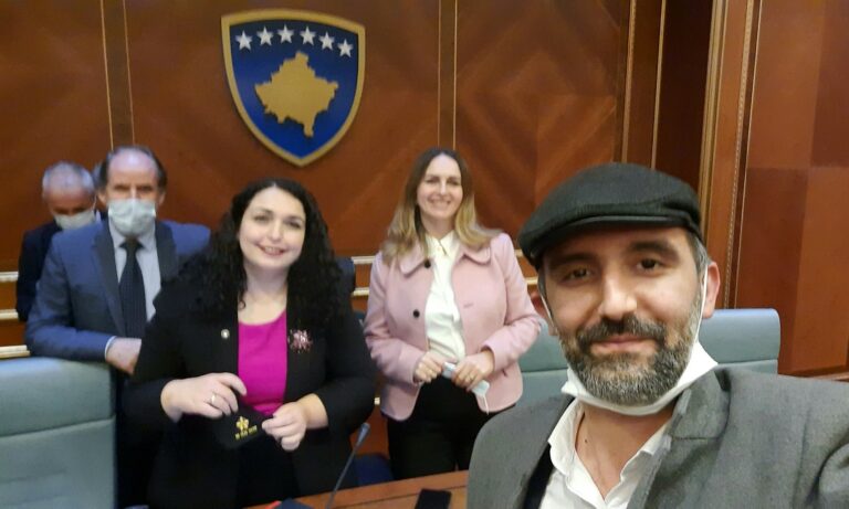 Artan Abrashi i bindur se Vjosa Osmani zgjidhet sonte presidente