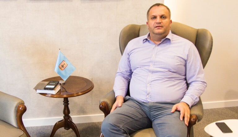 Shpend Ahmeti: Nëse zgjat mbyllja deri me 18 prill, edhe unë po shkoj në Shqipëri