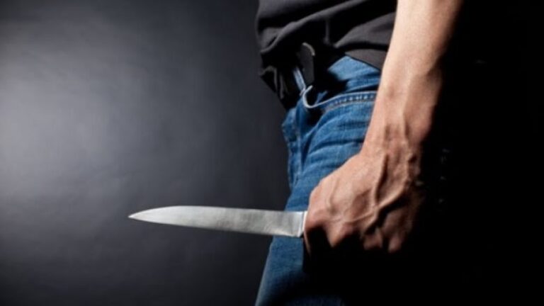 E theri tetë herë me thikë gruan në prezencë të fëmijëve, Prokuroria kërkon paraburgim për gjakovarin