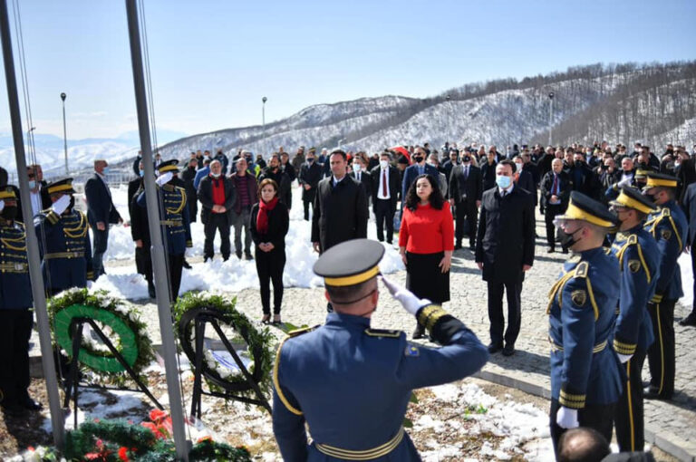 Osmani, Konjufca e Kurti bëjnë homazhe në Koshare