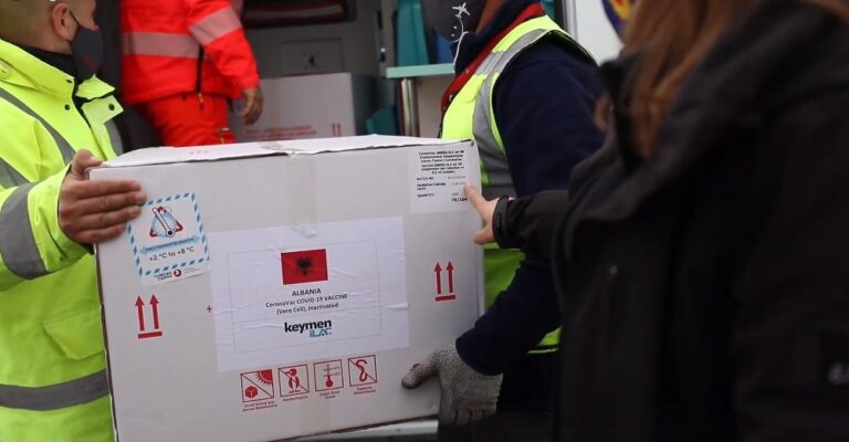 Mbërrijnë në Shqipëri edhe 208 mijë vaksina kineze, Manastirliu: Sonte vijnë edhe 8190 doza nga Pfizer