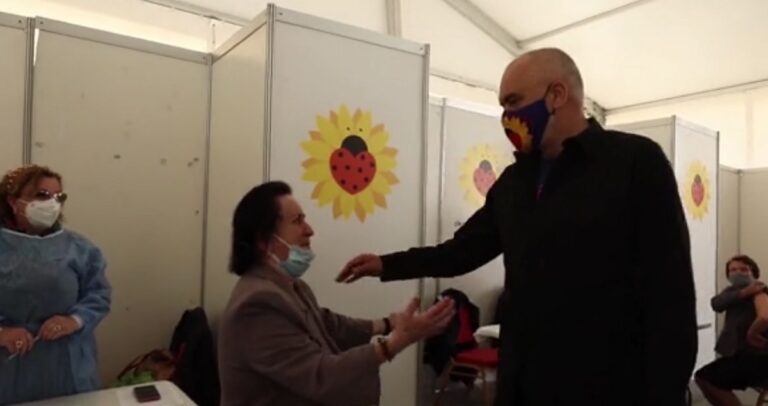 Rinis vaksinimi masiv në Shqipëri, marrin dozën e dytë 10 mijë të moshuar