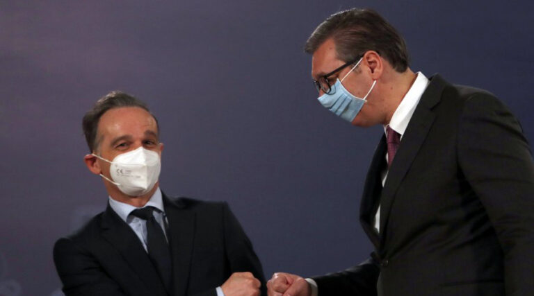 Vuçiq pas takimit me Maas: Serbia s’e njeh Kosovën