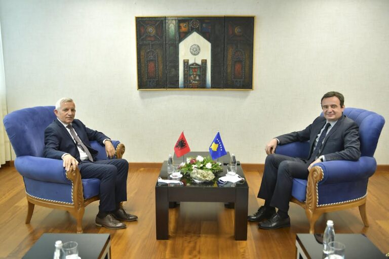 Kryeministri Kurti priti në takim ambasadorin e Shqipërisë në Kosovë, Qemal Minxhozi