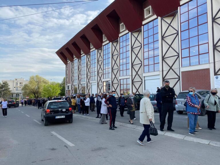 Radhë të gjatë për tu vaksinuar, qytetarët ankohen për mosorganizim