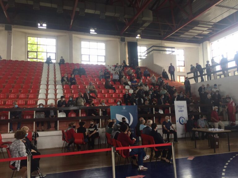 Vaksinohen 750 persona mbi moshën 65 vjeçare – Bardhi: Për shkak të interesimit kemi shtuar stafin