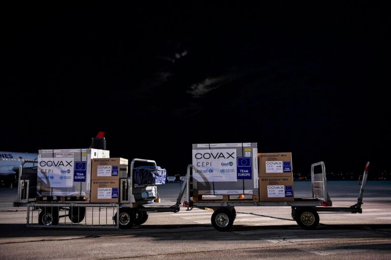 Mjekët shqiptarë nga diaspora kanë kontribuar për ardhjen e vaksinave në Kosovë