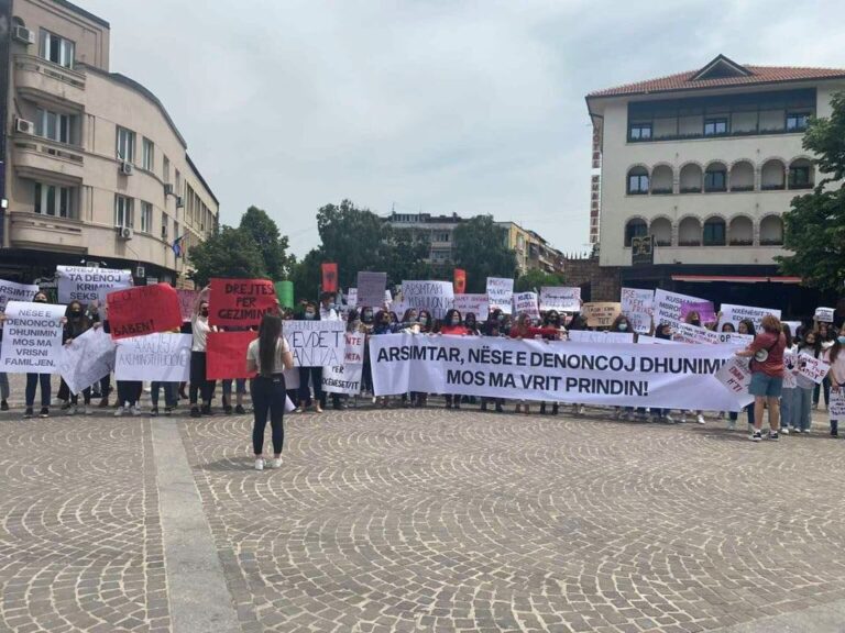 ‘Arsimtar nëse e denoncoj dhunimin, mos ma vrit prindin’, protesojnë të rinjtë e Pejës