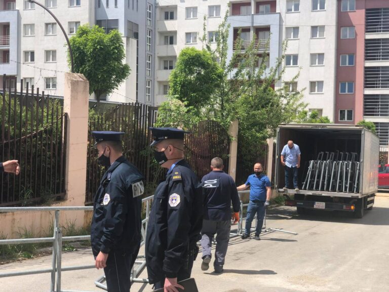 Ndërhyn Policia te ‘1 Tetori’, shpërndahen qytetarët që prisnin për vaksinim