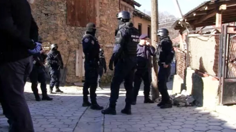 Policia bastis një shtëpi në Prizren, prangos 4 anëtarë të dyshuar për posedim të drogës