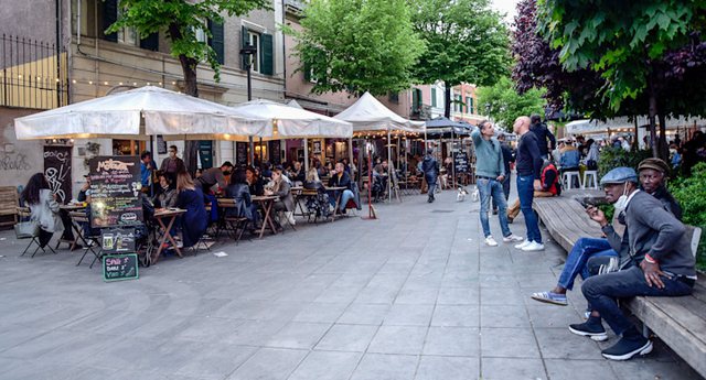 Italia nis hapjen graduale, në dasma vetëm të vaksinuarit