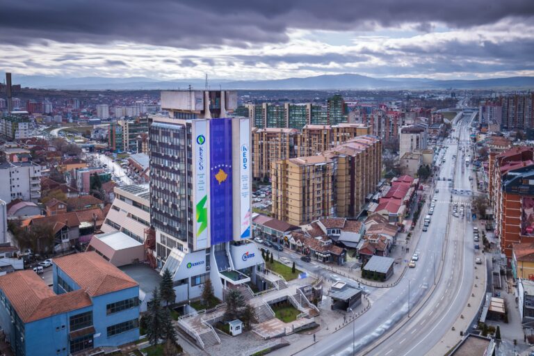 Shtyhet ekzekutimi i vendimit të ZRrE-së për ta shtrenjtuar rrymën