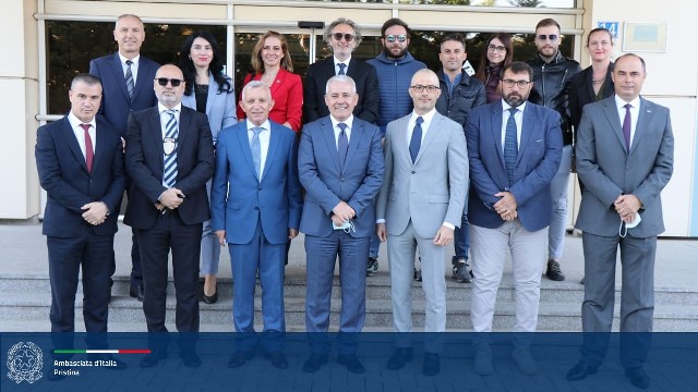 Ambasadori italian pas konfiskimit të kokainës në Kosovë: Këtë sukses po e festojmë me ministrin Xhelal Sveçla