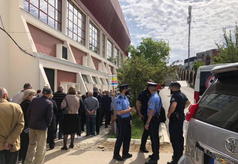 Radhë të gjata për vaksinim, policia shkon tek salla “1 Tetori”