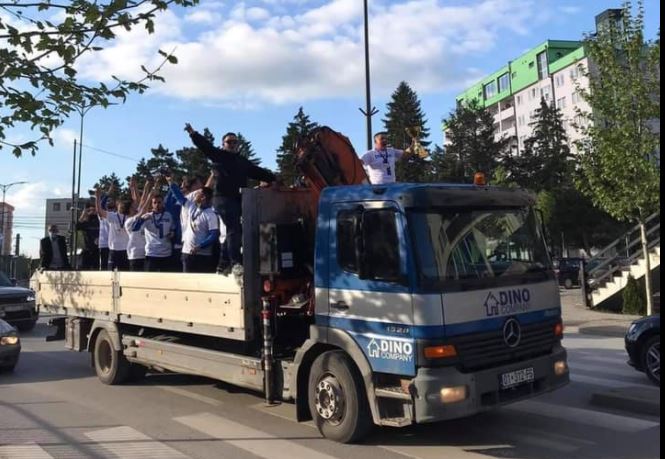 Vaki kosovare: Futbollistët e festojnë me kamion inkuadrimin në Superliges