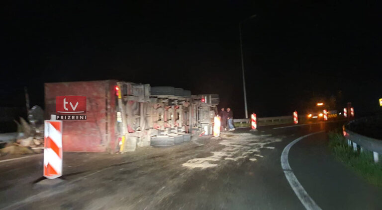 Rrokulliset një maunë në hyrje të autostradës në Prizren